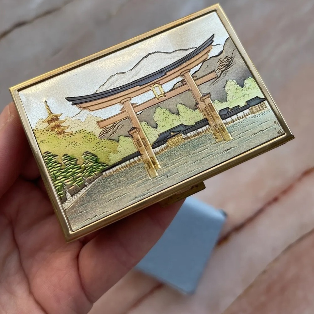 VINTAGE | Boxed ‘Swan’ Japan temple decorated gilt working musical compact - Picture 1 of 9